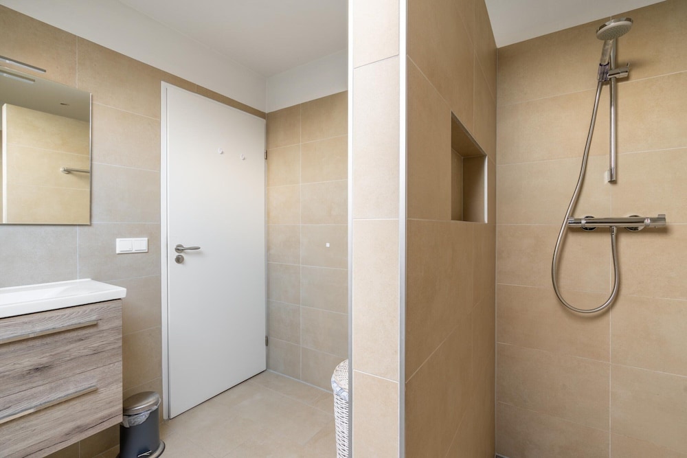 Modernly Furnished Holiday Home for 6 People
