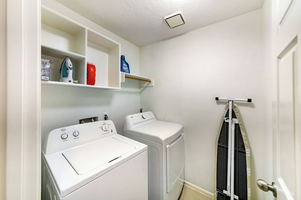 Pet-friendly 3BR Near First Colony Mall