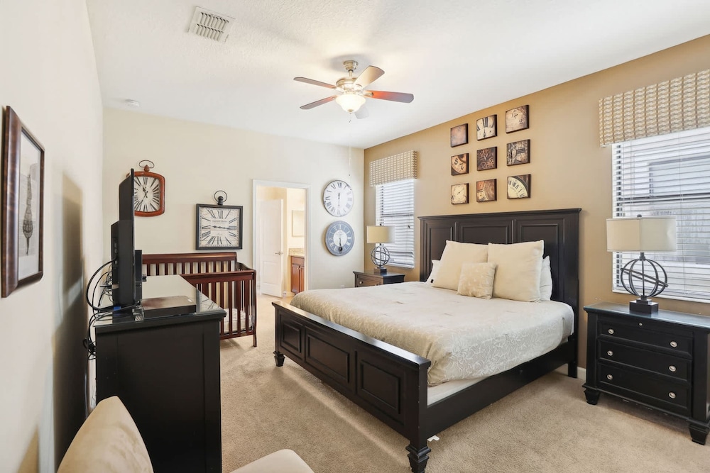 Modern 8BR Home With Private Pool and hot tub