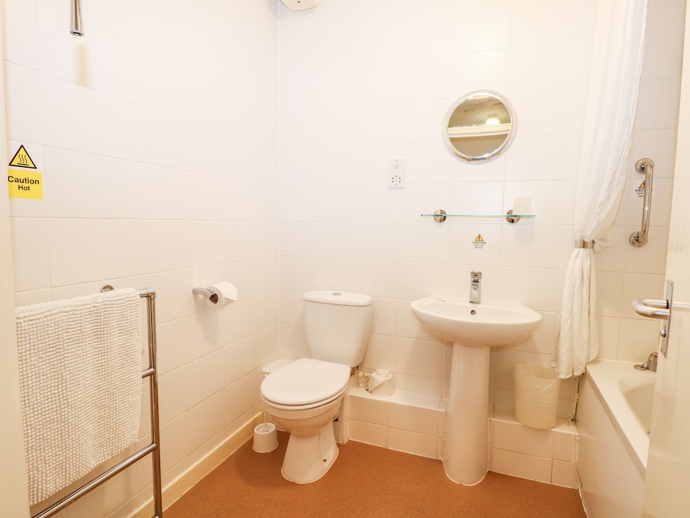Flat 33 - Marine Court