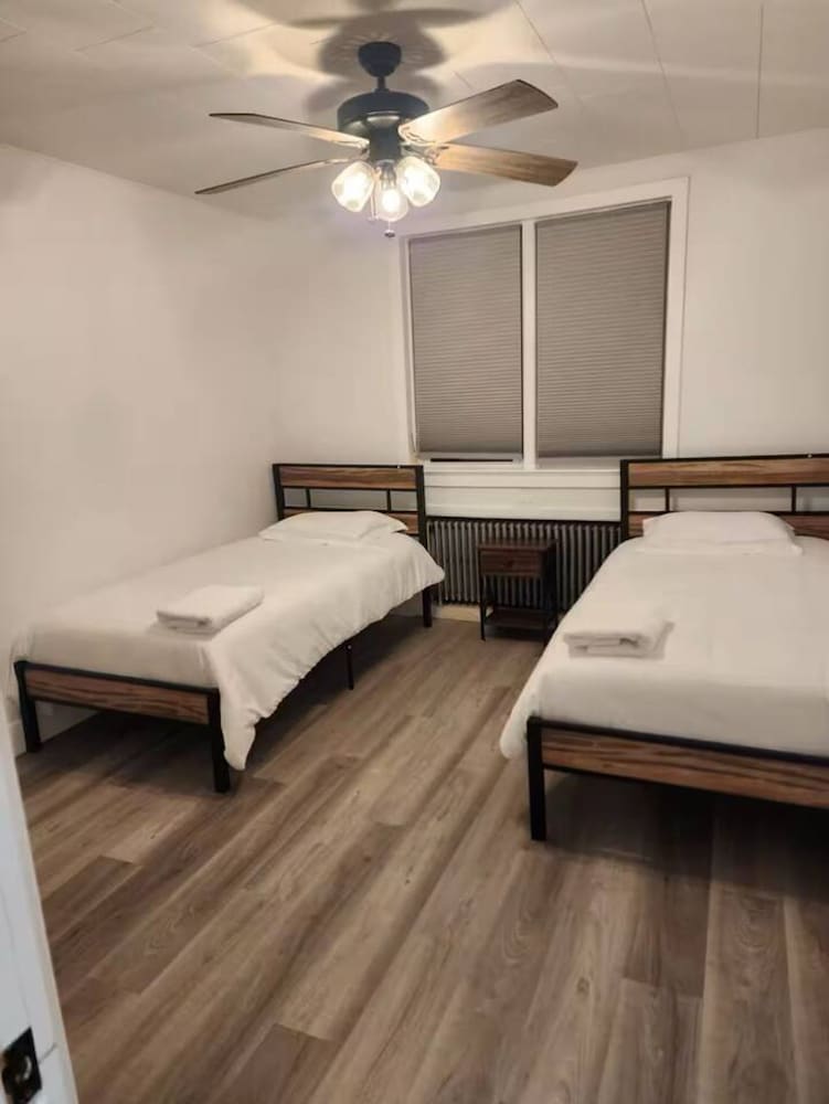 Budget-friendly Home Sleeps 16 Wifi Close to Minyan