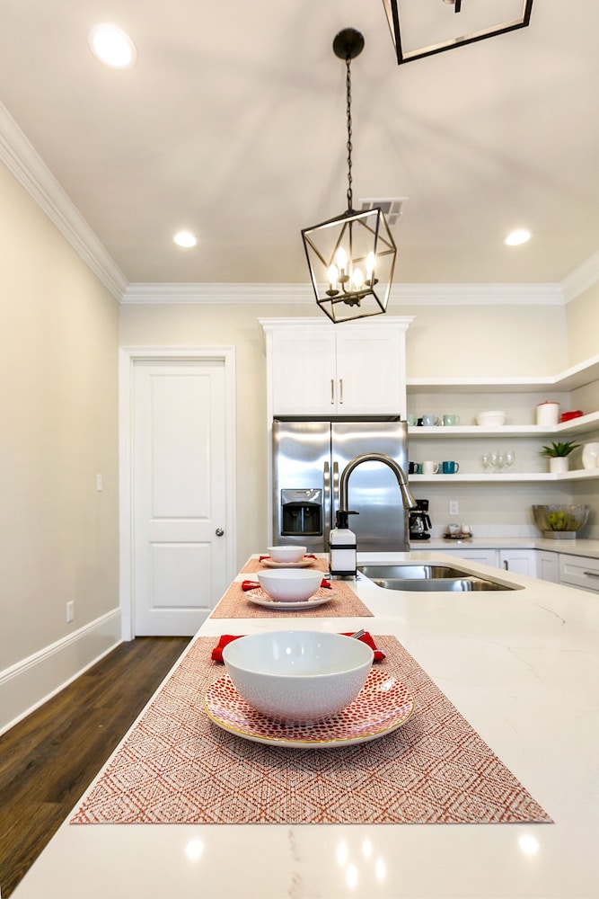 Hosteeva 3BR Steps to St. Charles Ave - Image 3