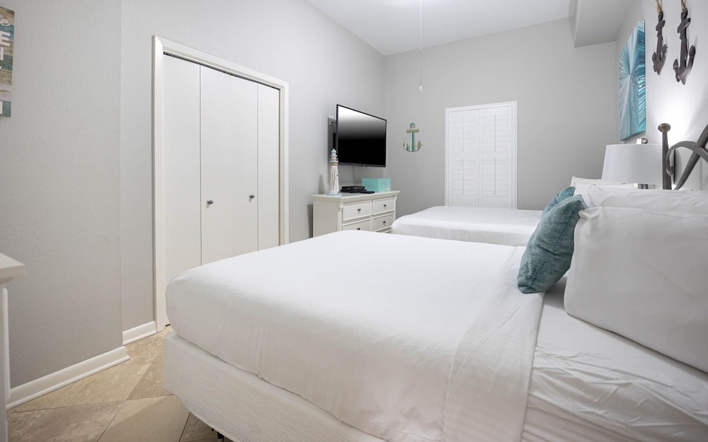 Phoenix Vi 6001 3 Bedroom Condo