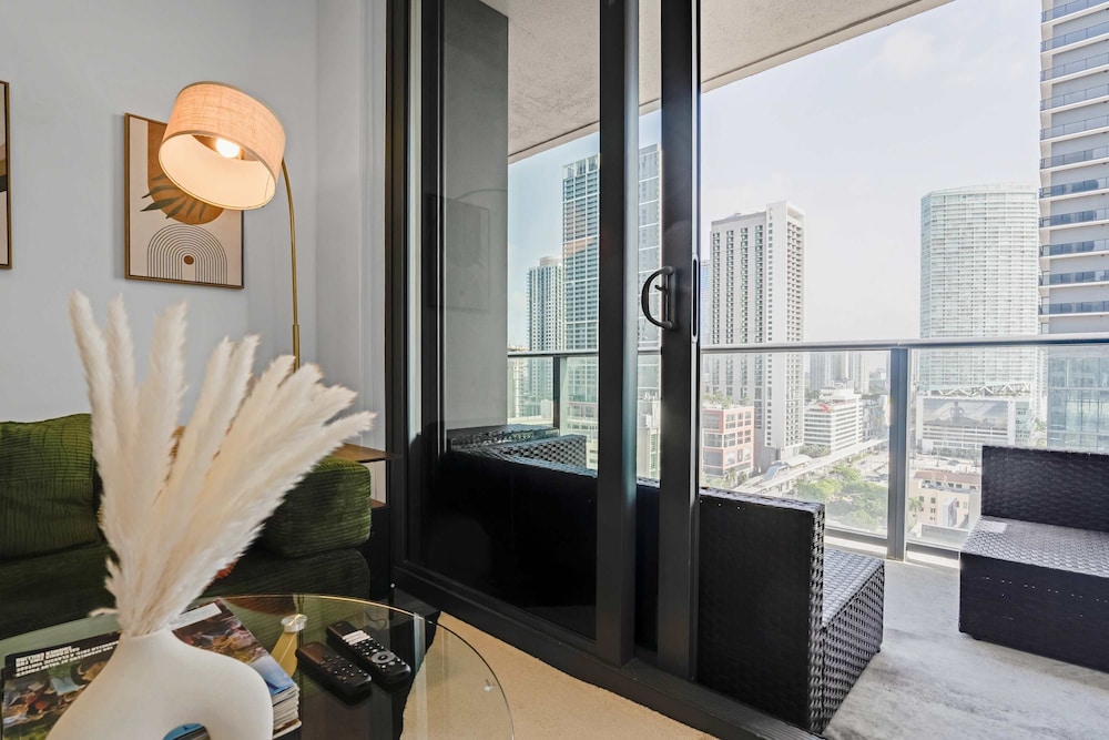 CBD Luxepad 2b2b With City Bay Views Gym Lounge