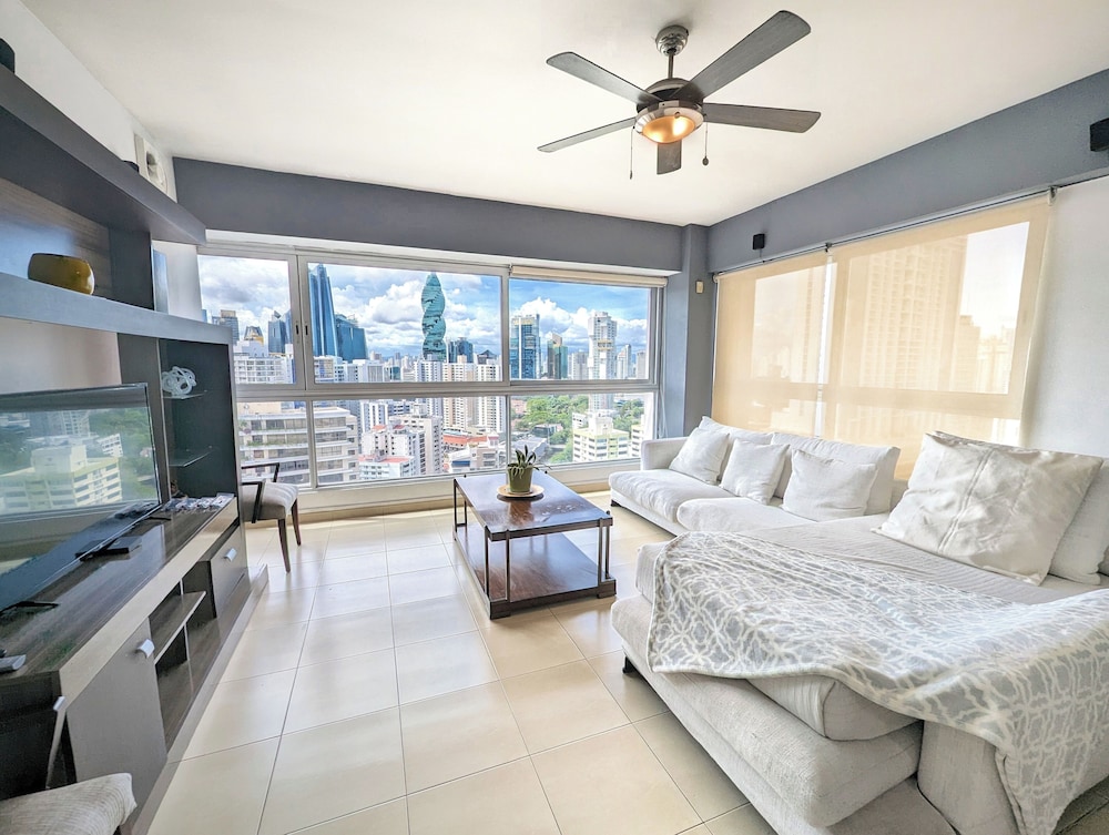 1 BDR apartment on Balboa Avenue