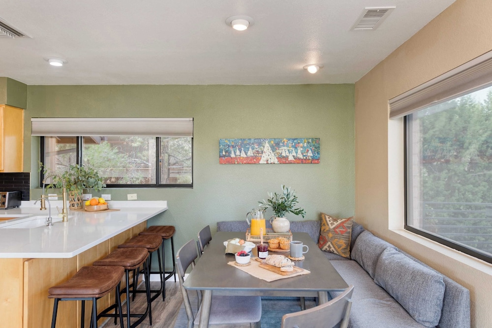 Mid-century Gem w/ Views, Hot Tub & Sunroom Lounge Red Rock Haven by Avantstay