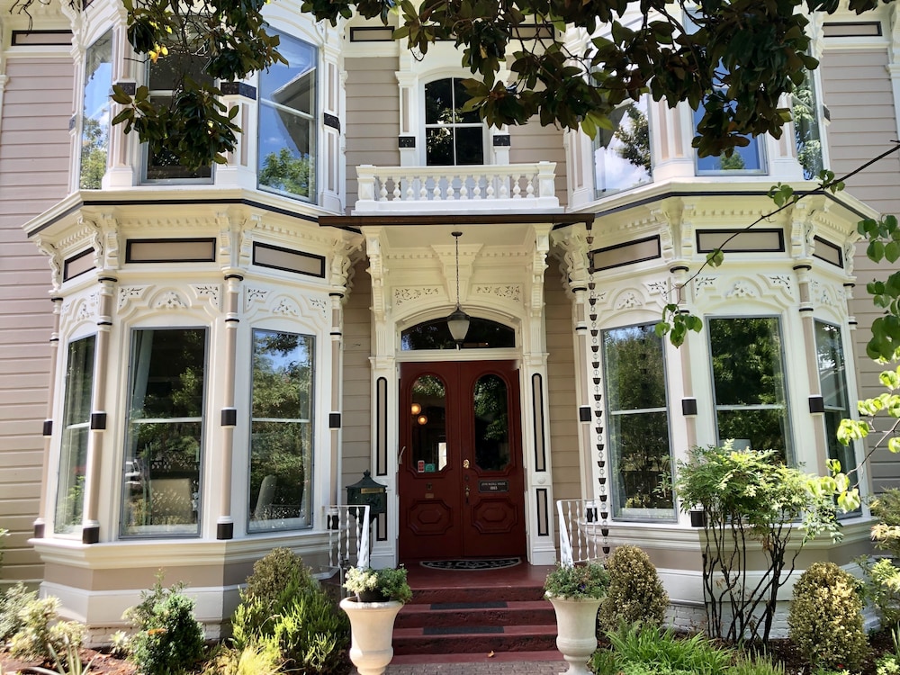 Ashland Vacations - McCall House Boutique Inn - Property Image 25