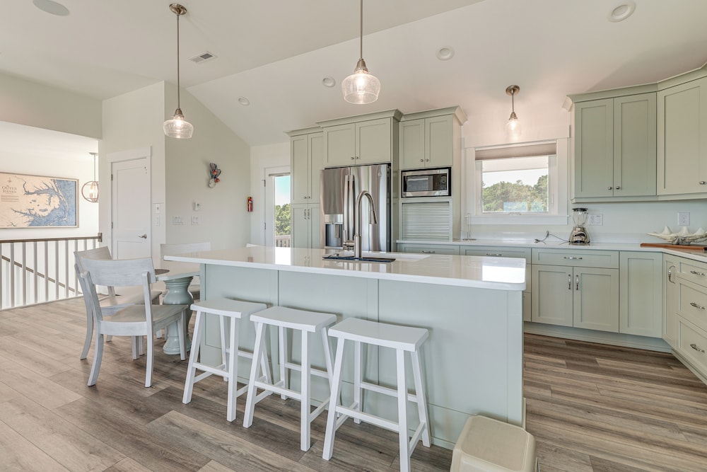 Walk to Beach: Southern Shores Retreat w/ Hot Tub