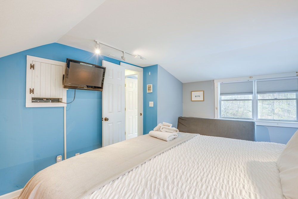 2 Mi to Mt Snow: Warm & Cozy Family Winter Retreat