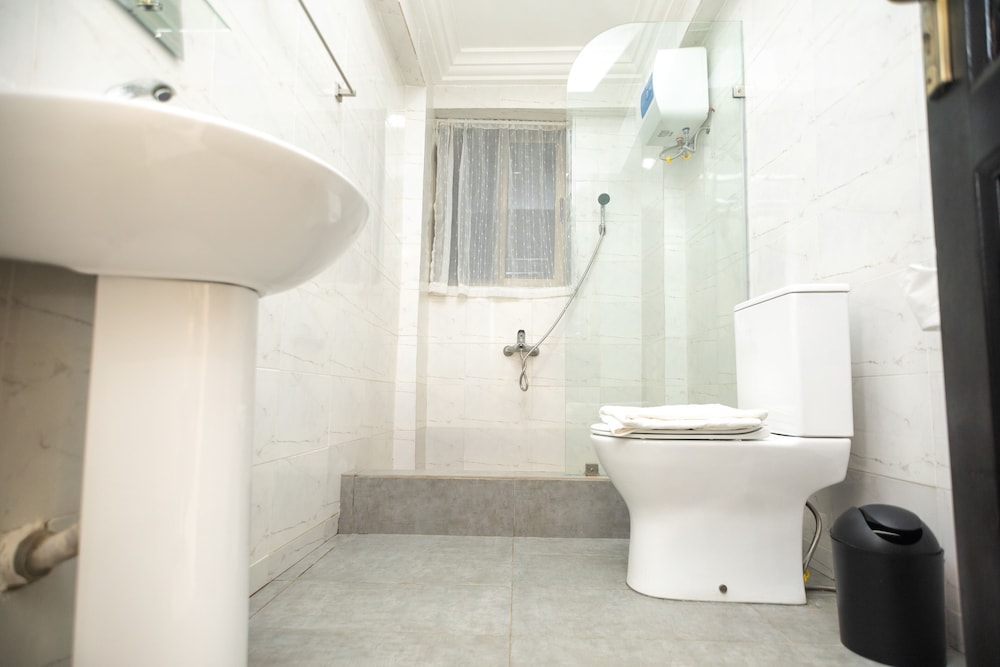 2 Bed Furnished Apartment - Wifi, Aircon, Parking