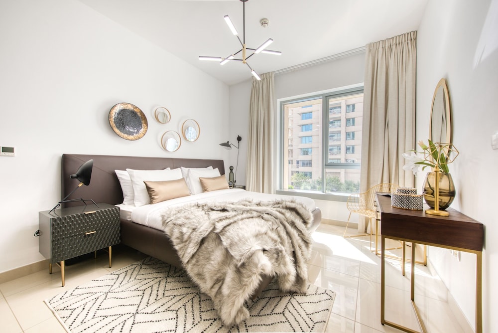 Maison Privee - Radiant Urban Retreat with Iconic Burj Khalifa Vws