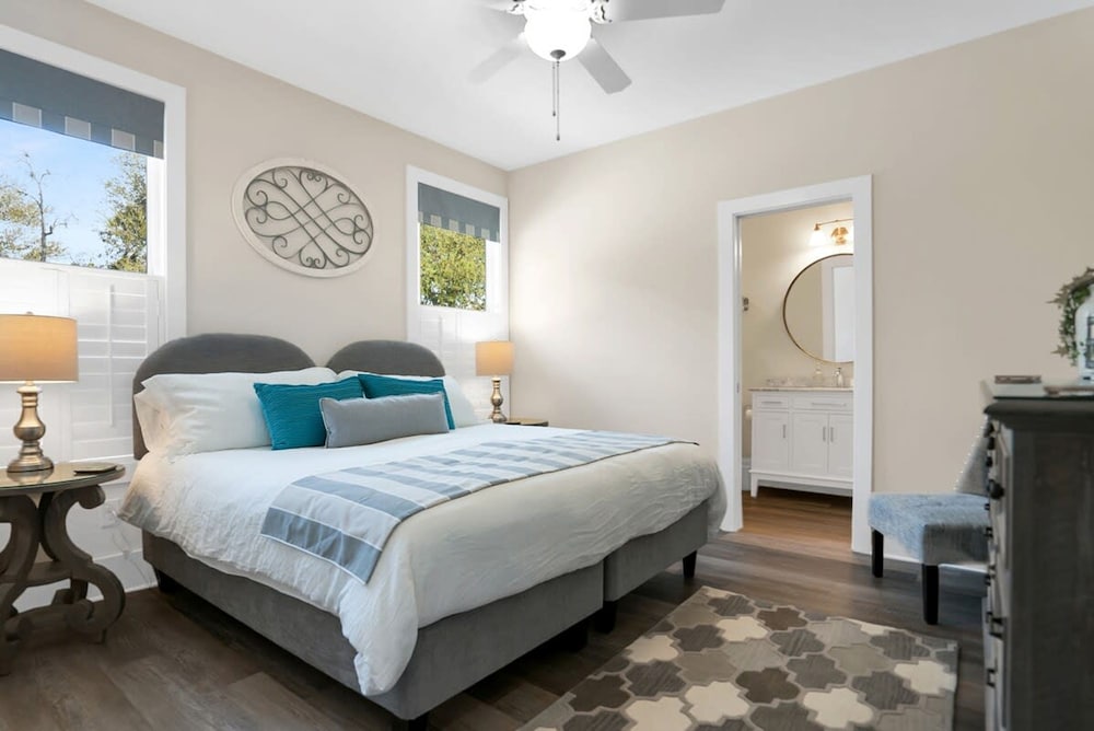 Downtown St Augustine Steps to Ice Plant Upscale