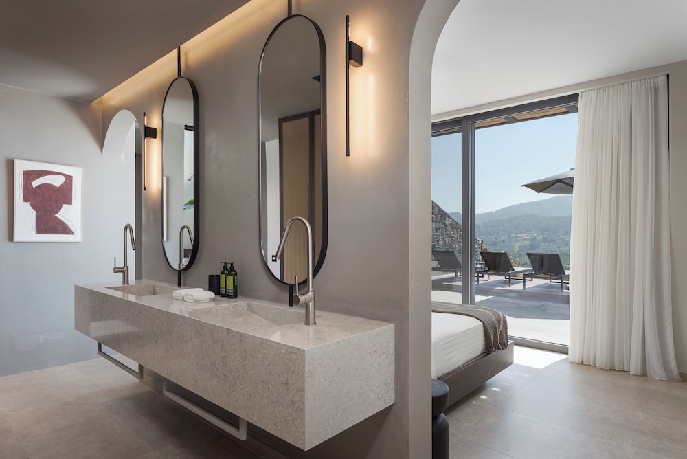 Neromai Cave Luxury Villas