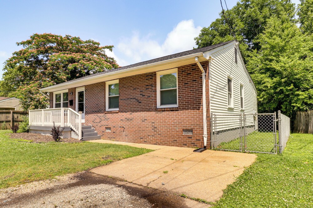 4 Mi to Hampton Coliseum: Home w/ Yard!