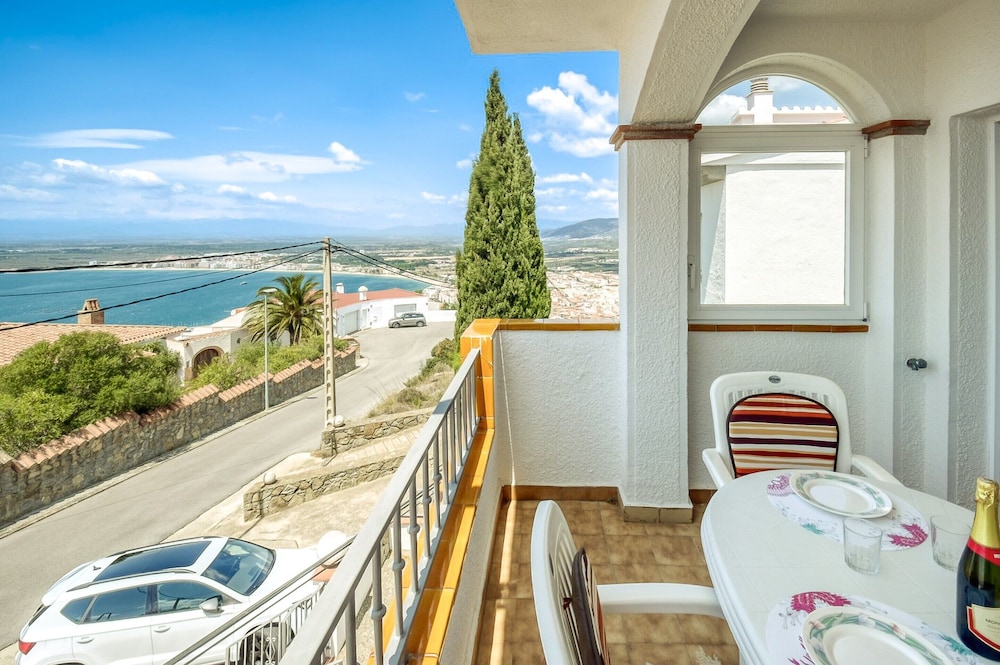 Apartment in Roses Near Cap de Creus