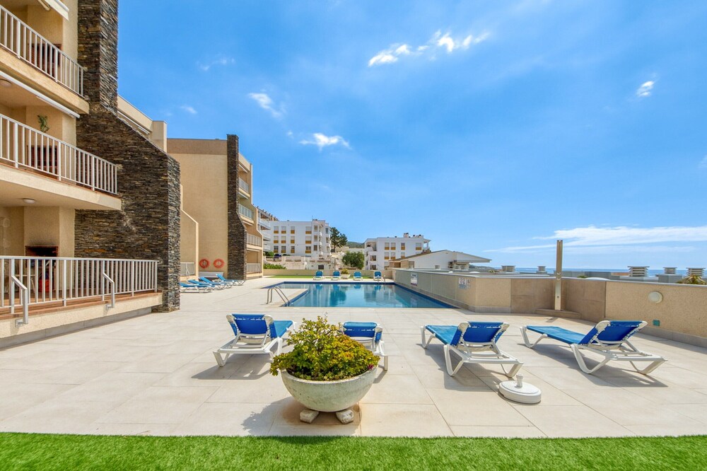 Apartment in Roses Near Rock Beach