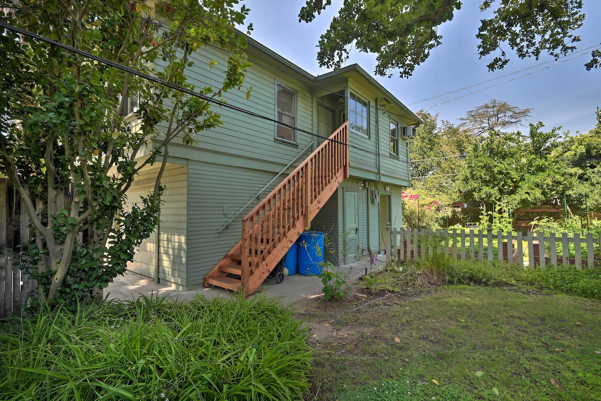 Inviting Bungalow w/ Deck, Close to Dtwn LA! view 4