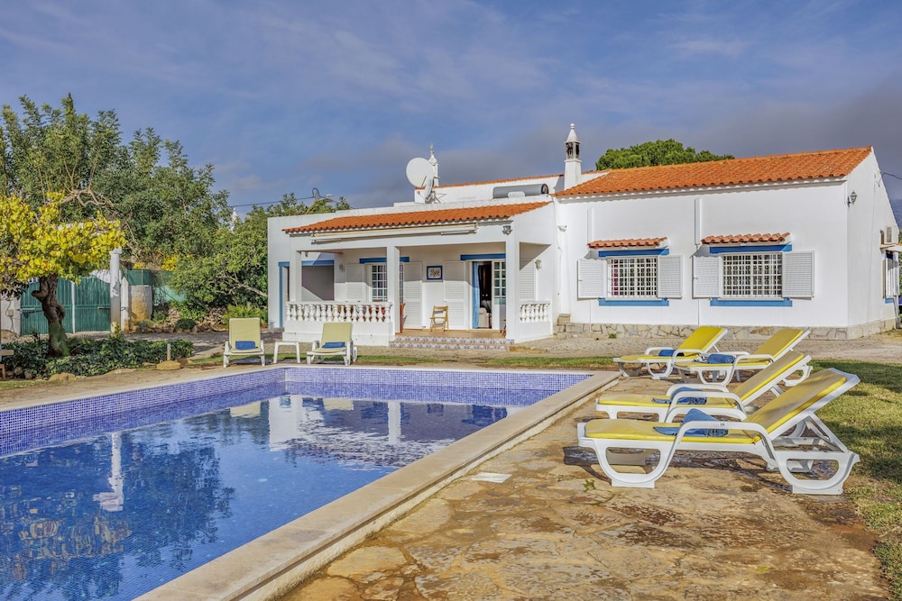 Muxima in Quelfes With 3 Bedrooms and 2 Bathrooms