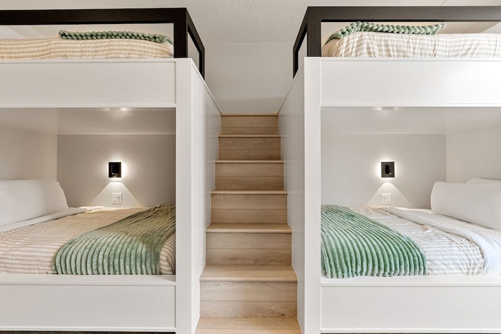 Weekend Vibes 5 Bedroom Townhouse