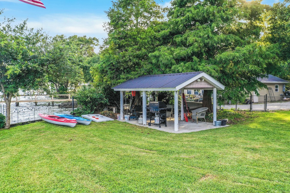 2BR Lakefront Getaway w/ Dock & Boat Launch