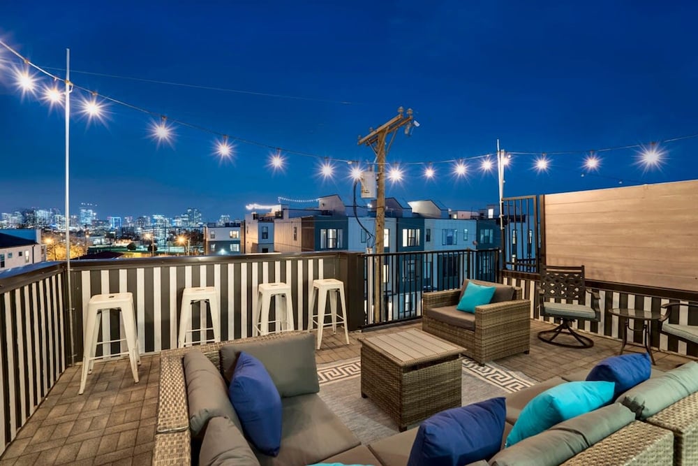 Luxury Townhome With Rooftop Deck Skyline Views view 4