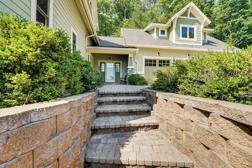 Hamlin Lake Retreat: Spacious Stay for Groups!
