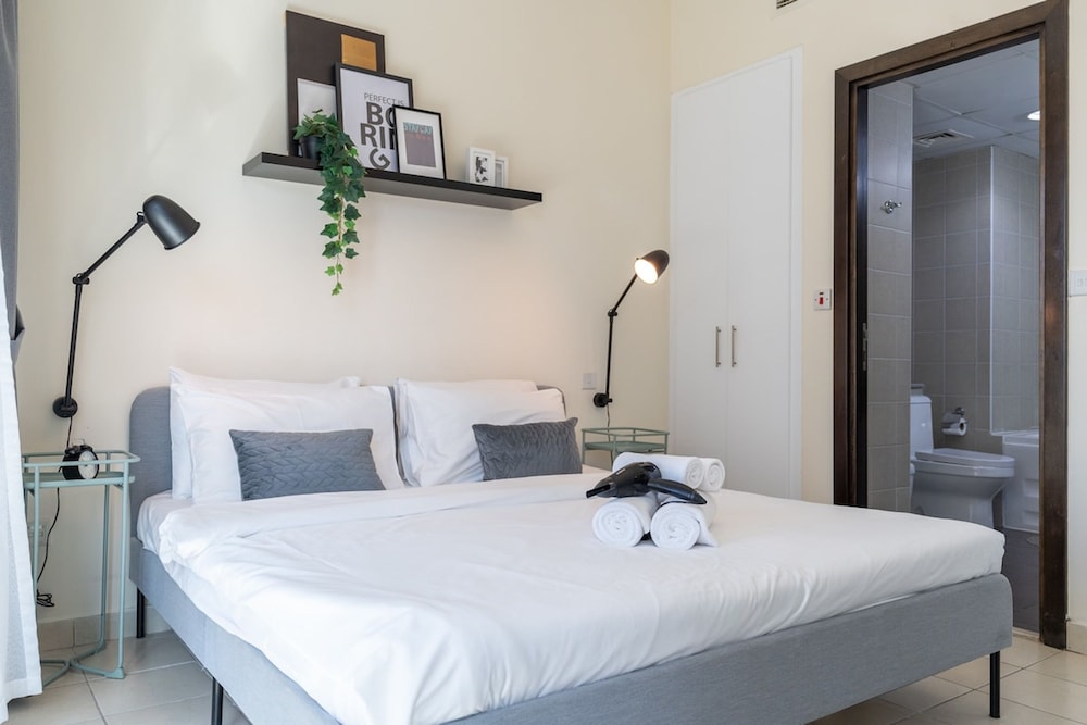 Refined 1BR Retreat in The Point Tower - Marina