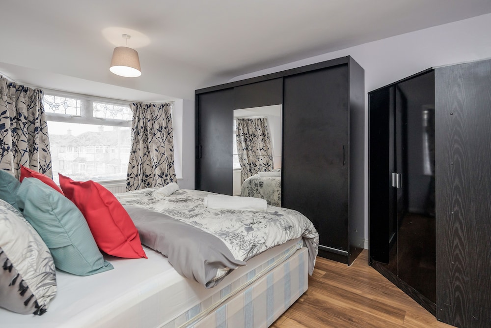 Dagenham Dream House - 4 Bedrooms view 5