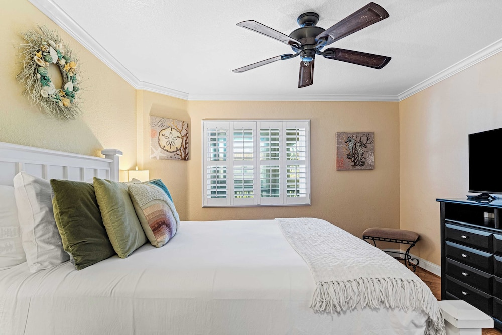Close to Beach w/ Patio & Resort Amenities The Point at Corniche by Avantstay Str16-0458