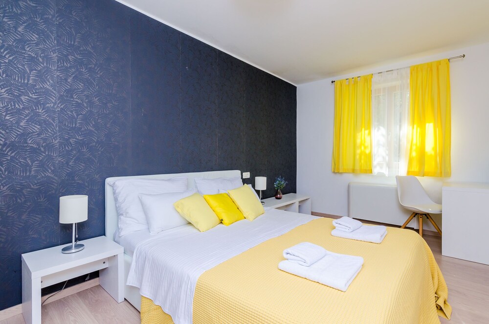 Villa Art Gallery - Six Bedroom Villa with Terrace and Swimming Pool view 2