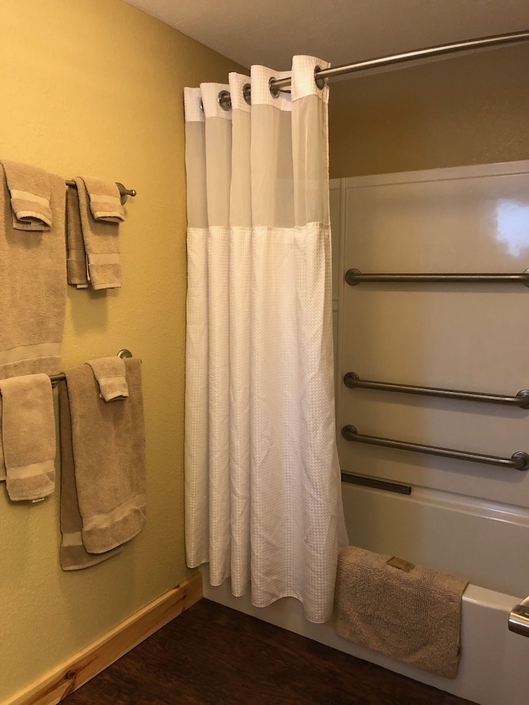 Tahquamenon Suites Lodging