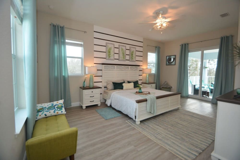 Beach Front 5 bed 4 Bath Luxury House Hot Tub Fenced Yard Pets Welcome