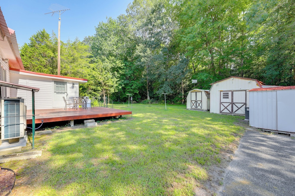 12 Mi to Dtwn Lewes & Beach: Delaware Home w/ Deck