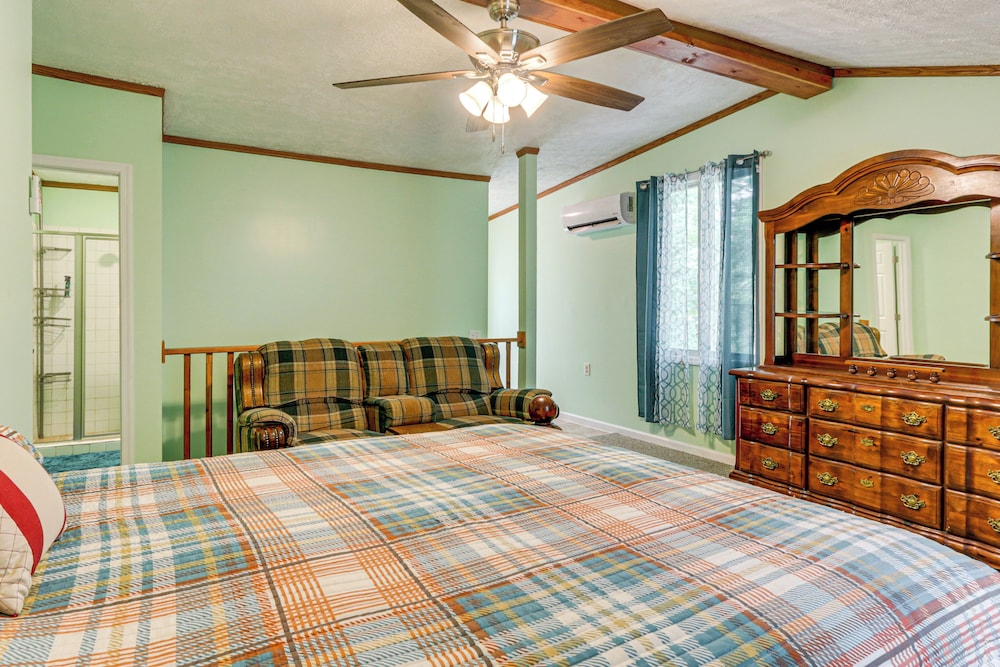 3 Mi to Potomac River: Remote Cabin in Springfield