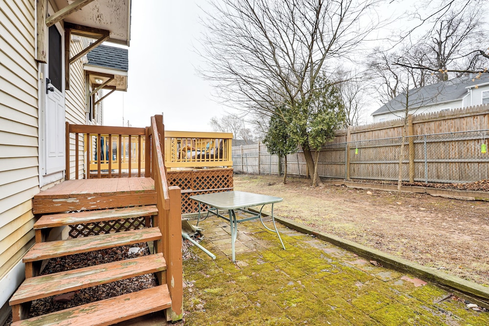 3 Mi to Dtwn New Haven: Colorful Condo w/ Yard!