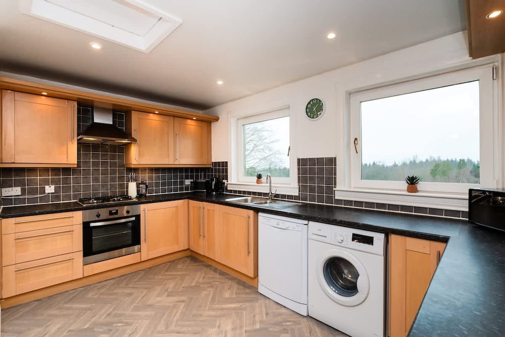 3 Bed House-free Parking-6beds