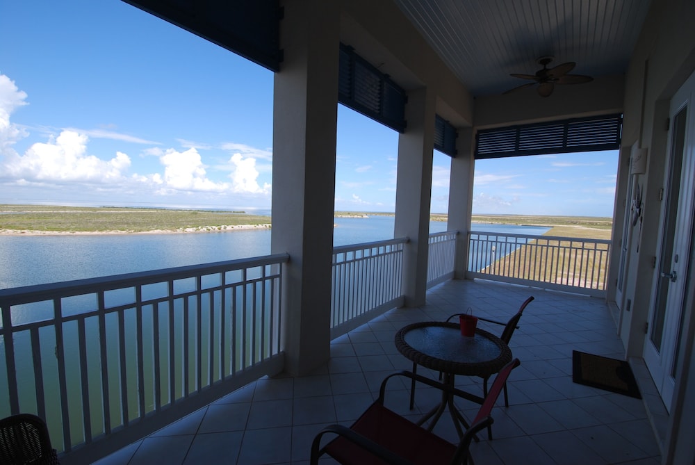 Kokopelli - Bay Front / Marina Front 3 Bedroom Townhouse by RedAwning