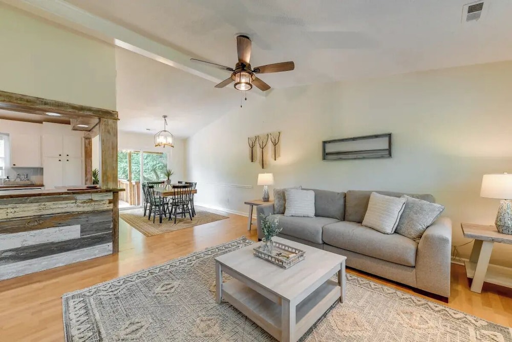 Pet-Friendly Lake Norman Retreat