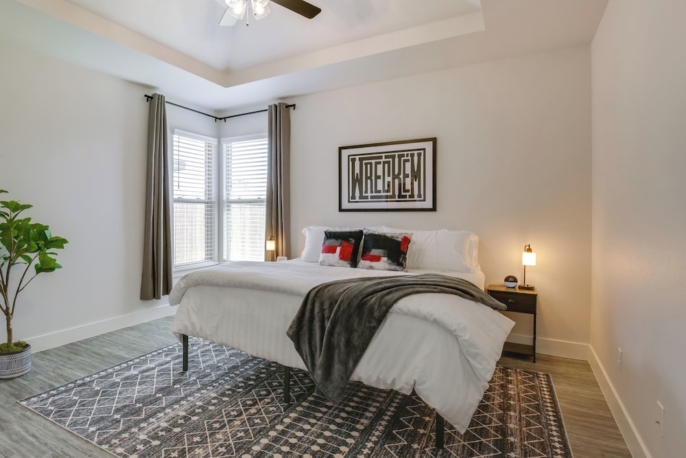 Hot Tub & Game Room: 'raider Resort' in Lubbock