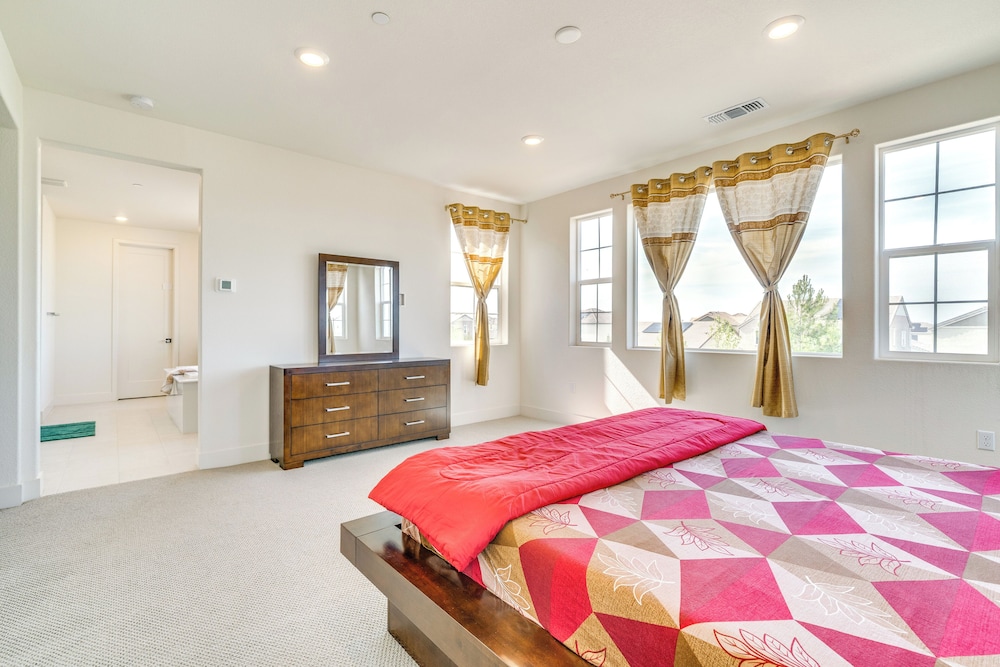 Pool Paradise: Spacious Tracy Home w/ Yard!