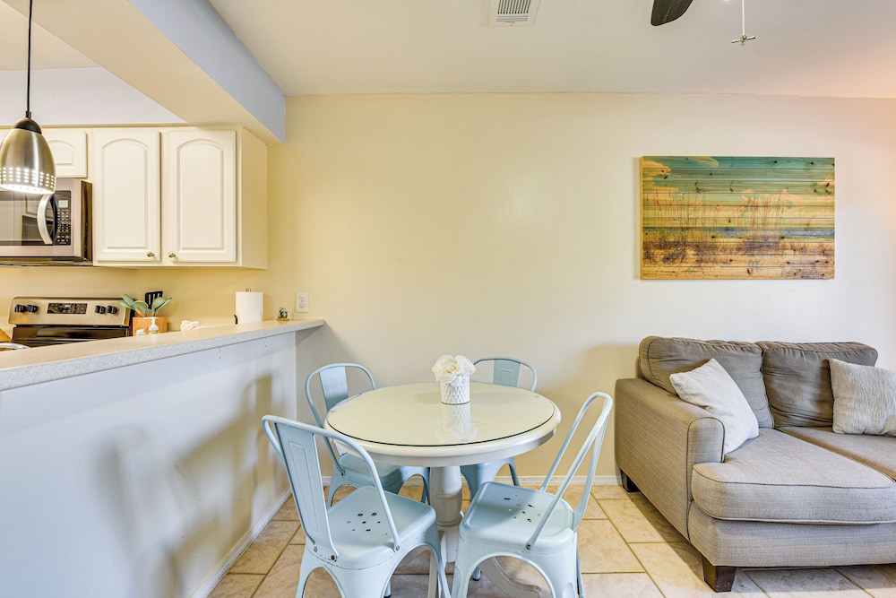 < Half-mi to Beach: Quaint Destin Condo