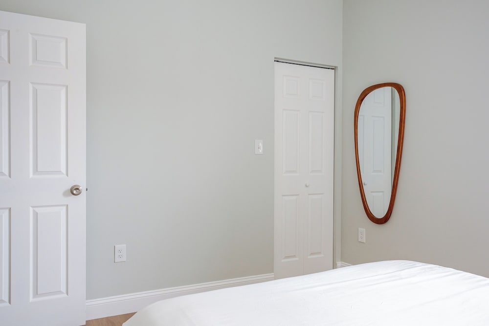 Stylish Minimalist Stay in City Center