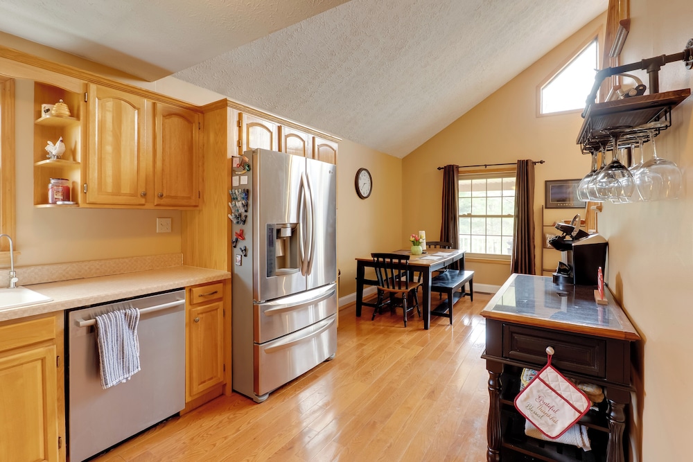 Game Room & On-site Pond: Laurelville Retreat!