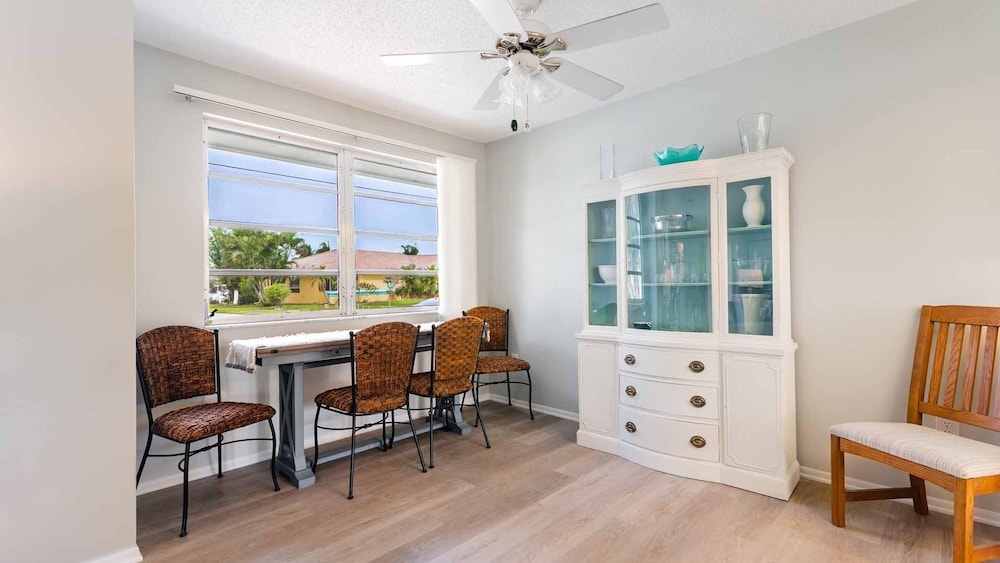 Punta Gorda Isles Canal 2 bedroom Home- Sailboat Access! 15 foot dock! 2 Home