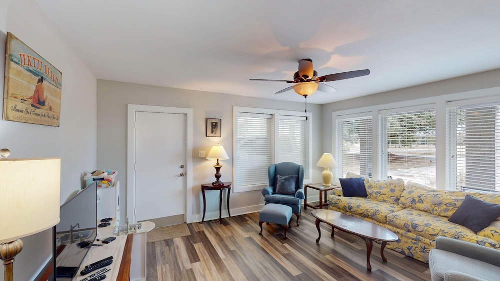 Clubhouse Cottage 5 Bedroom Home