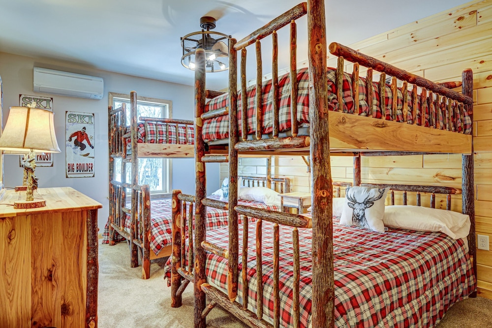 Top Notch Lodge by Avantstay Hot Tub, Game Room, Community Pool, Deck view 4