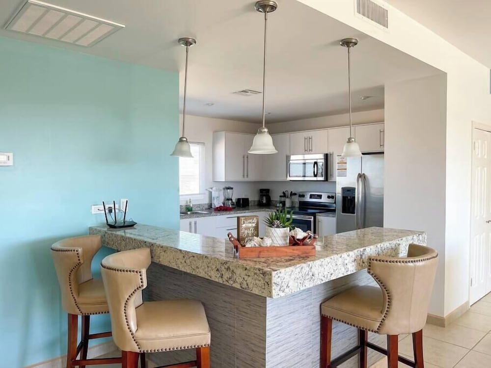 Modern Ocean View Condo With Pools Gym