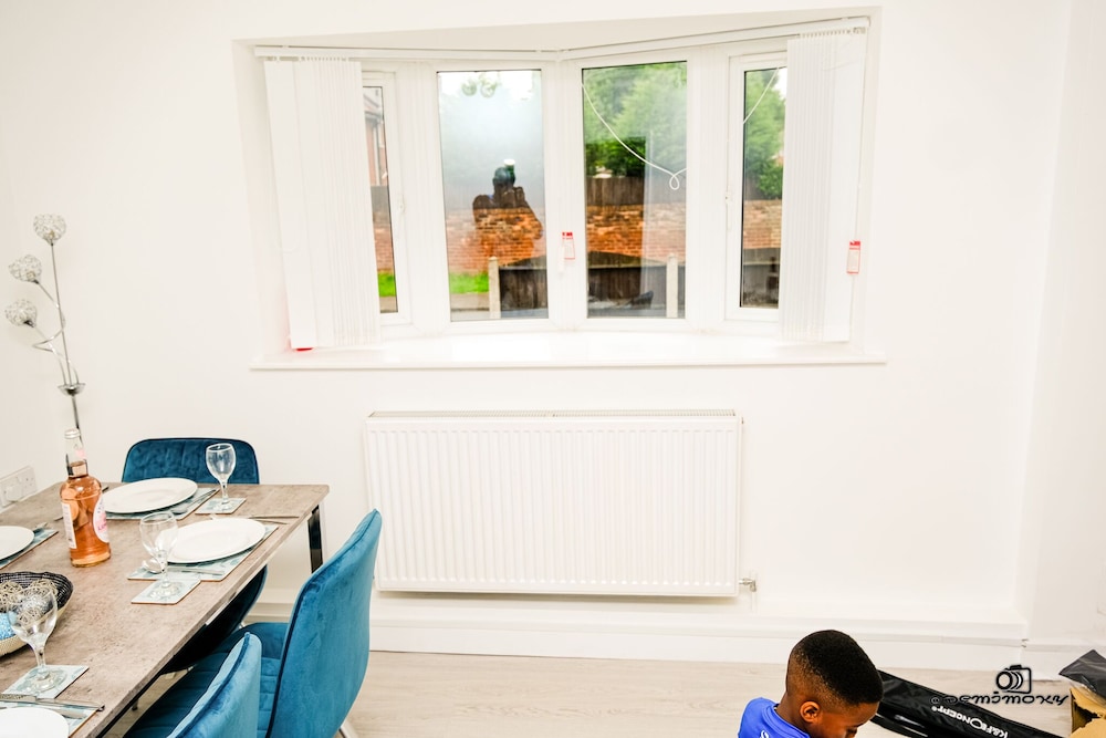 Walsall Vacations - Cosy Home With Private Parking - Property Image 11