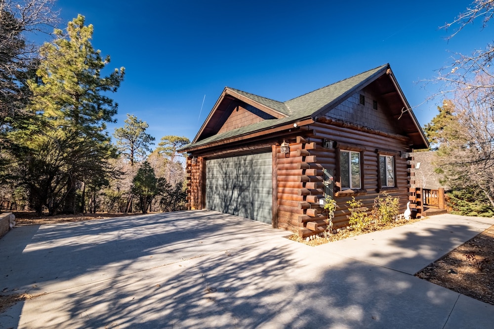 Angels Camp Lodge by Avantstay Log Style Home w/ Game Room & Hot Tub in Great Location view 5