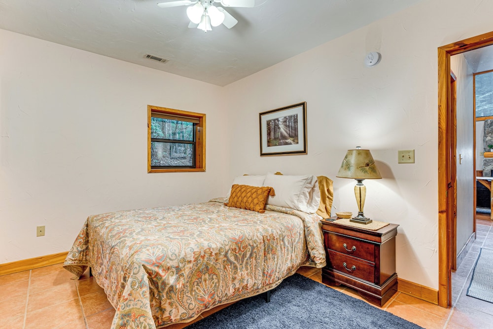 Hike, Fish & More: Cozy Cabin w/ Patio in Murphy!